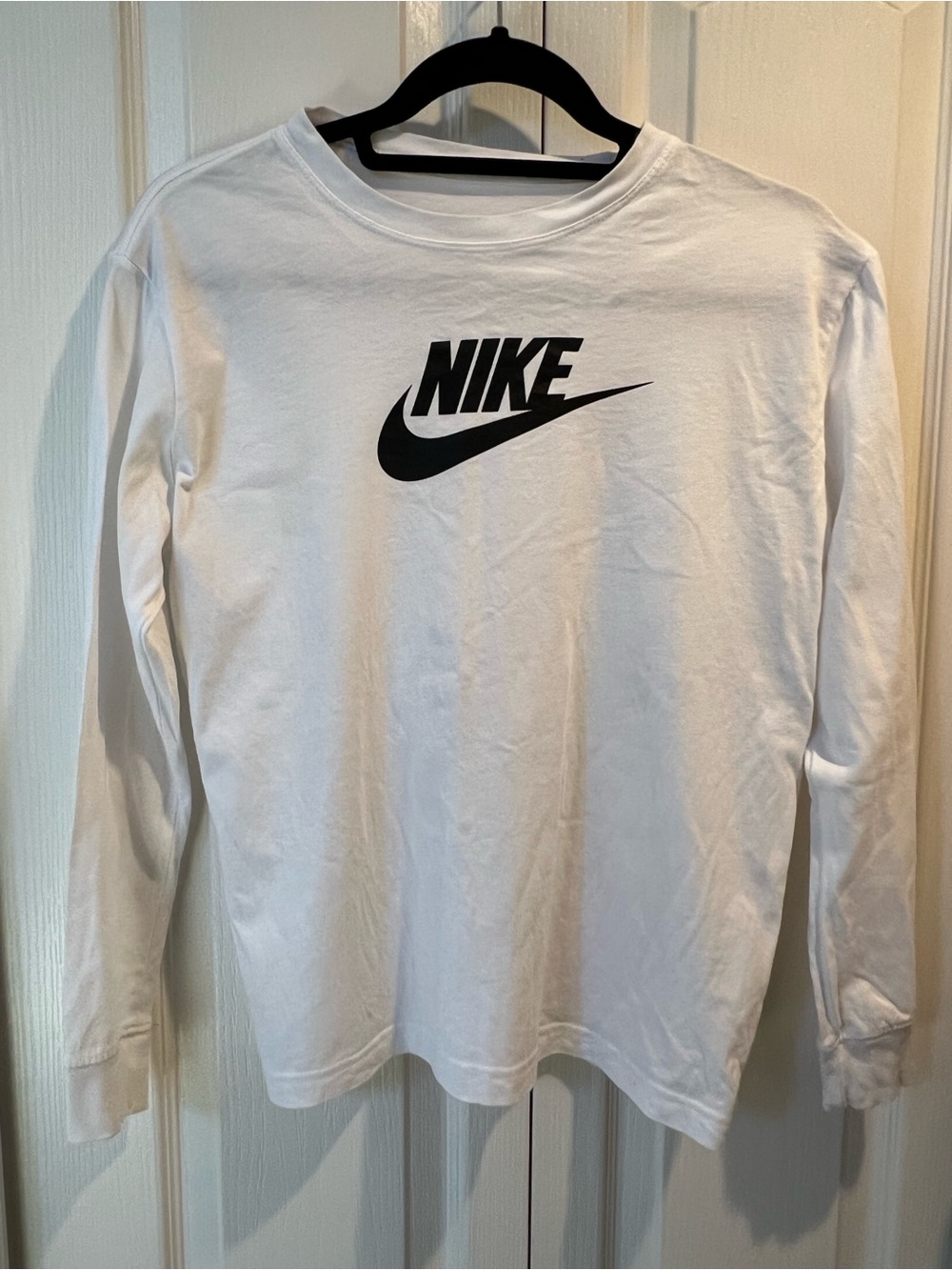 Nike The Nike Tee Loose Fit Long Sleeve Crew Neck T-Shirt White L